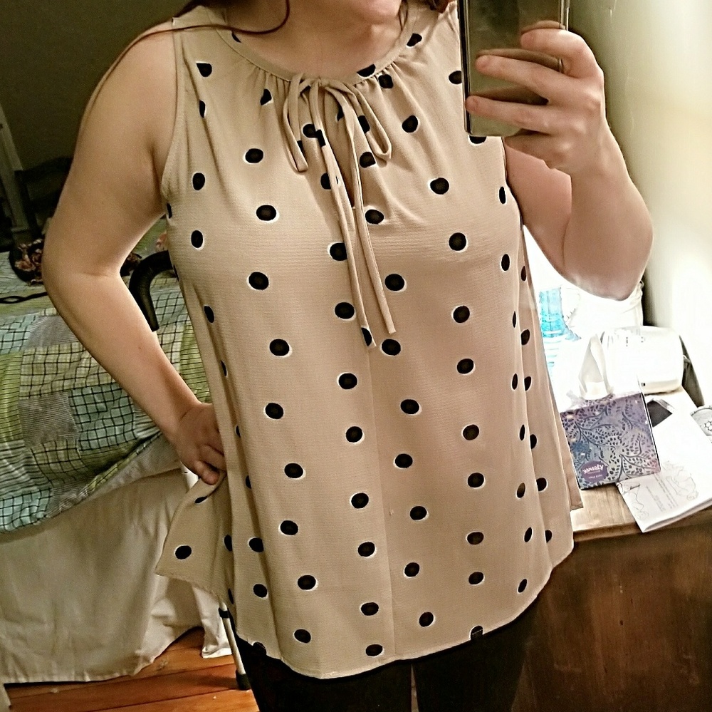 Sleeveless Polka Dot Blouse - Picture 5 of 5